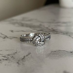 Shimmering knot ring